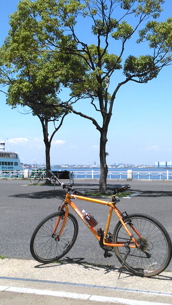 横浜の山下公園までで自転車行ったときの写真です。自由な時間が半日。それにお天気が味方してくれれば、小さな旅へチョコマカと。「矢嶋剛のJob Graphics 」より
